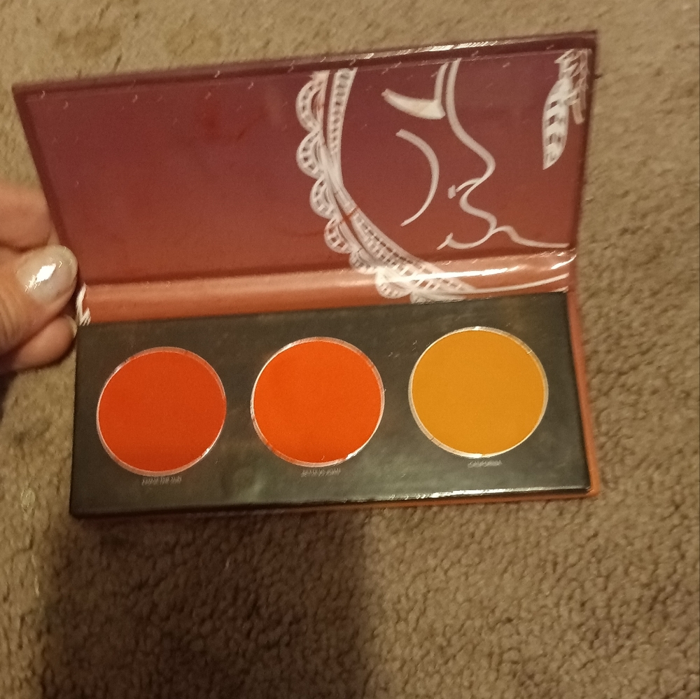 Chase the Sunset trio eyeshadow palette